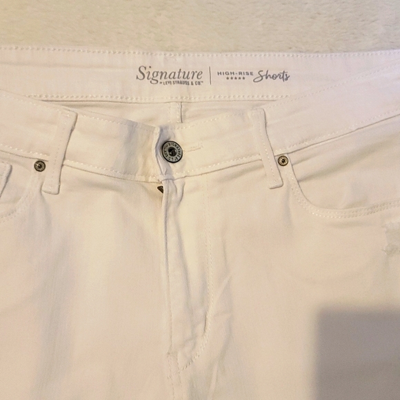 2 Levi's Signature High-Rise distressed white shorts - Picture 3 of 9